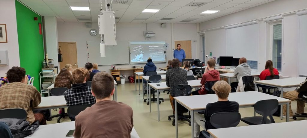 Markku Laatikainen luennoimassa Kempeleen lukion Business-kurssille