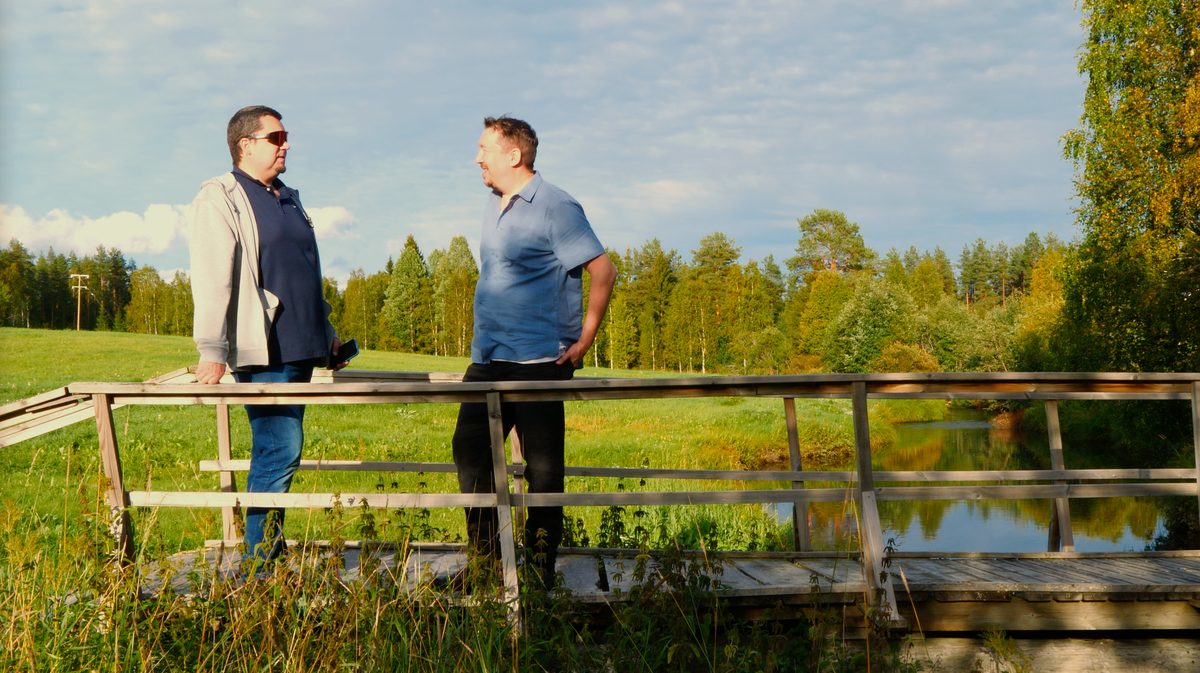 Markku ja Tuomas Laatikainen sillalla Jormualla